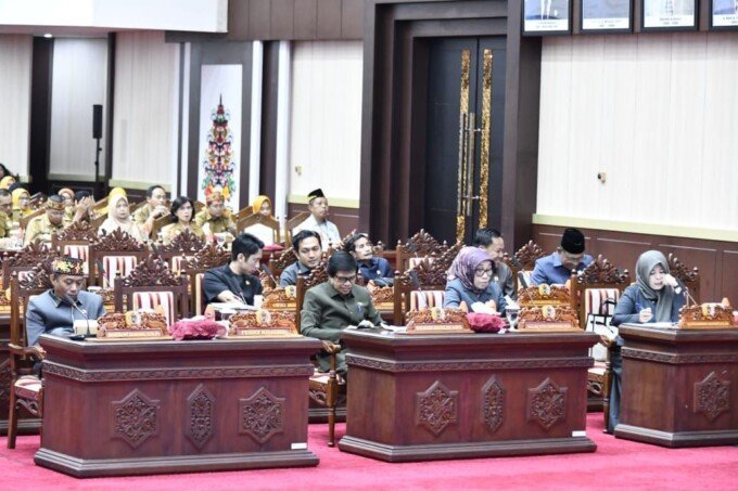 Ketua Komisi II DPRD Kalteng Siti Nafsiah (kedua dari kanan) saat mengikuti rapat paripurna dewan.