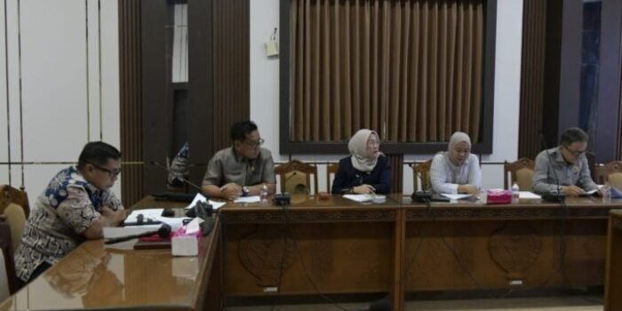 DPRD Kalteng bersama dengan mitra kerja saat rapat pertemuan di ruang rapat komisi I, baru-baru ini.