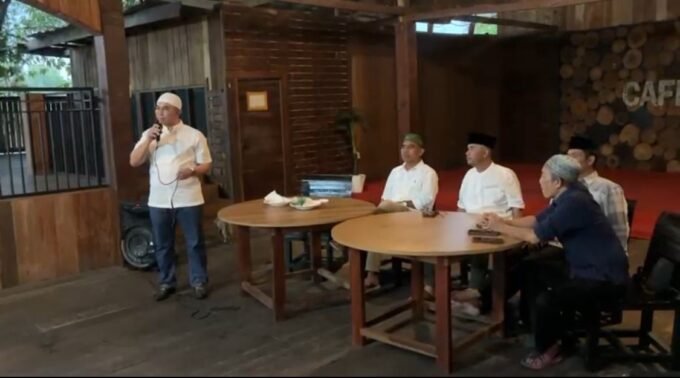 Wakil Ketua III DPRD Kalimantan Tengah, Junaidi buka puasa bersama insan pers di Kampung Seberang, Senin (9/3).