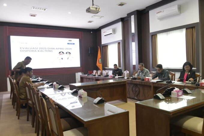 Komisi III DPRD Kalimantan Tengah saat rapat evaluasi program kerja dengan Dinas Kepemudaan dan Olahraga Provinsi Kalimantan Tengah, di ruang rapat Komisi III, Senin (2/3).