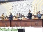 Unsur pimpinan DPRD Kalimantan Tengah menyanyikan lagu daerah sebelum memulai rapat paripurna dewan, belum lama ini.