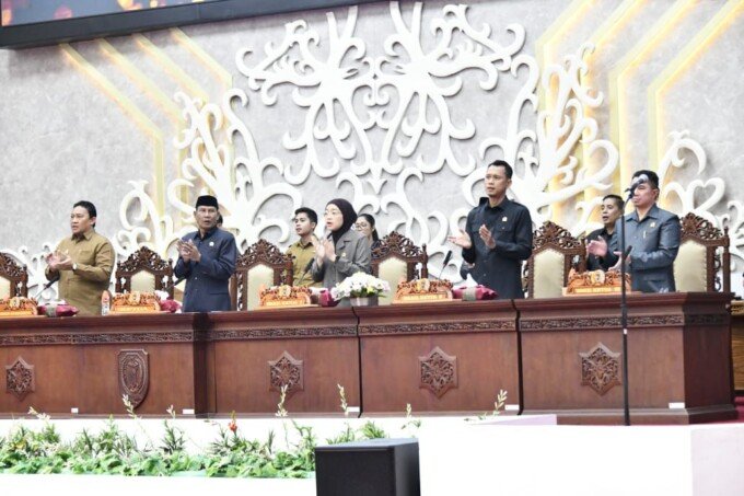 Unsur pimpinan DPRD Kalimantan Tengah menyanyikan lagu daerah sebelum memulai rapat paripurna dewan, belum lama ini.