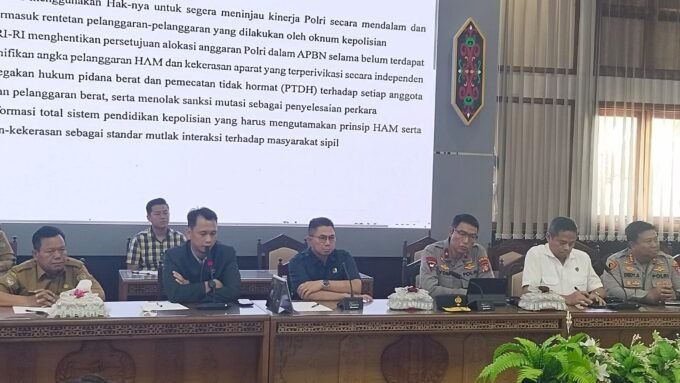 DPRD Kalteng saat menerima audiensi Aliansi Reformasi Polri di ruang rapat gabungan, baru-baru ini.