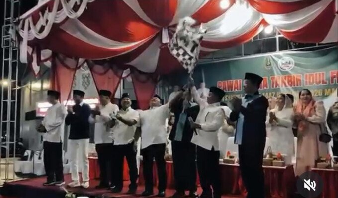 Pawai Gema Takbir Idulfitri yang digelar Jumat (20/3) malam dihadiri Ketua DPRD Kapuas Ardiansah dan Wakil Ketua I DPRD Kapuas Yohanes.