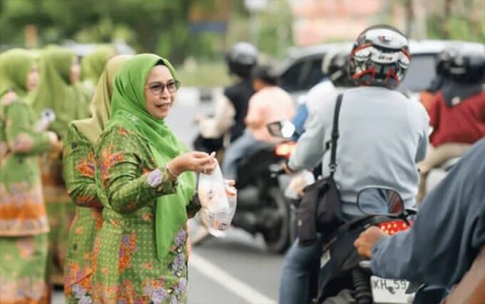 DPRD Kota Palangka Raya Ketua Komisi I DPRD Kota Palangka Raya, Mukarramah berkesempatan untuk berbagi takjil bagi pengendara, beberapa waktu lalu.
