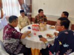 Ketua DPRD Kota Palangka Raya, Subandi menerima tamu undangan pada momen open house di rumah jabatan, Sabtu (21/3).