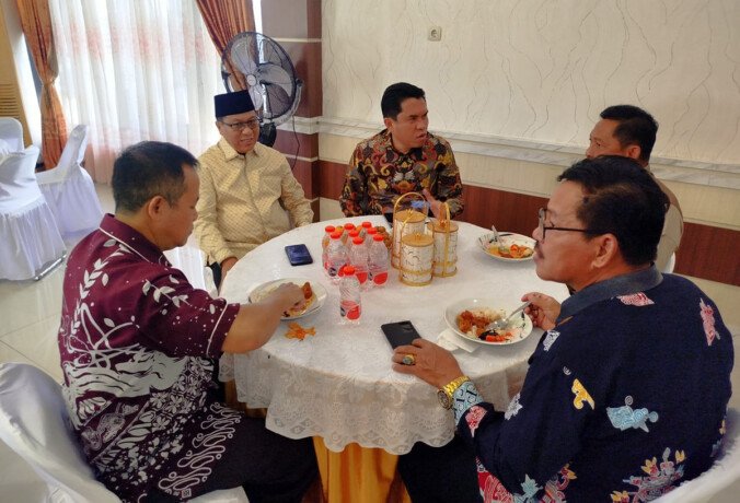 Ketua DPRD Kota Palangka Raya, Subandi menerima tamu undangan pada momen open house di rumah jabatan, Sabtu (21/3).