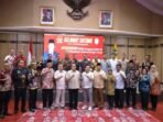 Ketua DPRD Kotim, Rimbun beserta anggotanya saat foto bersama dengan Anggota DPD RI, Dr Agustin Teras Narang usai reses di ruang Paripurna DPRD Kotim, Jumat (27/2).