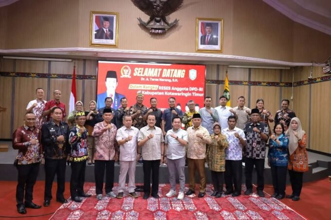 Ketua DPRD Kotim, Rimbun beserta anggotanya saat foto bersama dengan Anggota DPD RI, Dr Agustin Teras Narang usai reses di ruang Paripurna DPRD Kotim, Jumat (27/2).