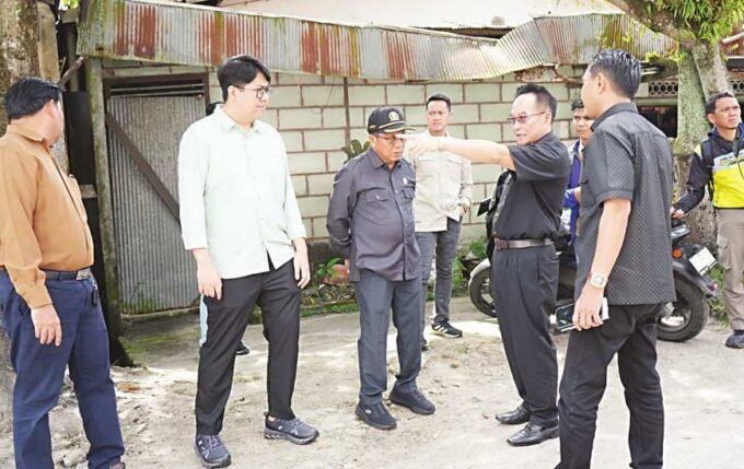 Wakil Ketua I Komisi II DPRD Kota Palangka Raya, Hap Baperdu (dua dari kanan) bersama jajaran Dapil II saat melaksanakan reses, beberapa waktu lalu.