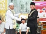 Bupati Kapuas HM Wiyatno menyerah bantuan saat Safari Ramadan di Masjid Mihrabul Muhajirin, Handel Melati, Desa Mawar Mekar, Kecamatan Pulau Petak, Senin (2/3).