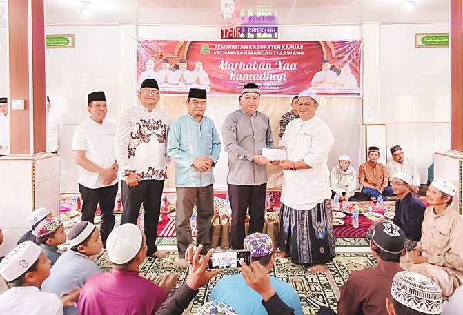 Wakil Bupati Kapuas Dodo memberikan bantuan pada Safari Ramadan 1447 Hijriah di Desa Jakatan Masaha, Kecamatan Mandau Talawang, Kamis (26/2).