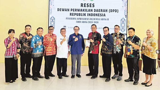 Sekda Katingan Christian Rain didampingi kepala perangkat daerah lainnya, ketika menerima kunjungan kerja Anggota DPD RI Agustin Teras Narang di aula BKPSDM Kabupaten Katingan, Kamis (26/2).