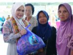 Ketua Tim Pemggerak PKK Kapuas Hj Siti Saniah Wiyatno menyalurkan sembako untuk lansia di Kapuas Hilir, Senin (2/3).