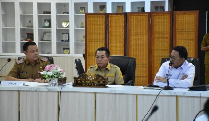 Bupati Kapuas H Muhammad Wiyatno memimpin mediasi dan penanganan sengketa lahan plasma antara Agrinas Palma Nusantara Regional 3 Kalimantan Tengah dengan masyarakat dari tiga desa di Kecamatan Mantangai, Senin (9/3).