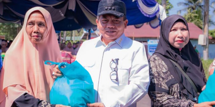Bupati Kapuas HM Wiyatno menyerahkan secara simbolis kebutuhan pokok saat kegiatan Gerakan Pangan Murah dan Pasar Murah yang digelar di Stadion Panunjung Tarung, Jumat (13/3).