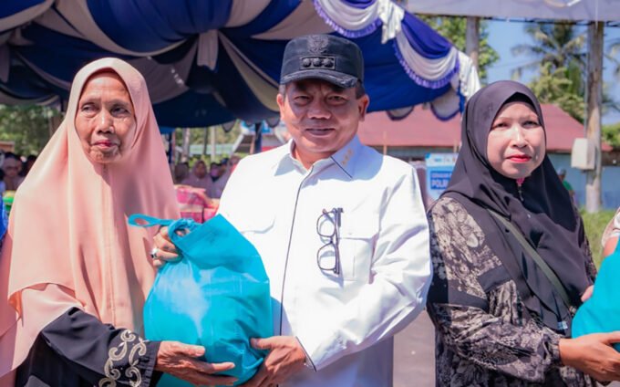 Bupati Kapuas HM Wiyatno menyerahkan secara simbolis kebutuhan pokok saat kegiatan Gerakan Pangan Murah dan Pasar Murah yang digelar di Stadion Panunjung Tarung, Jumat (13/3).