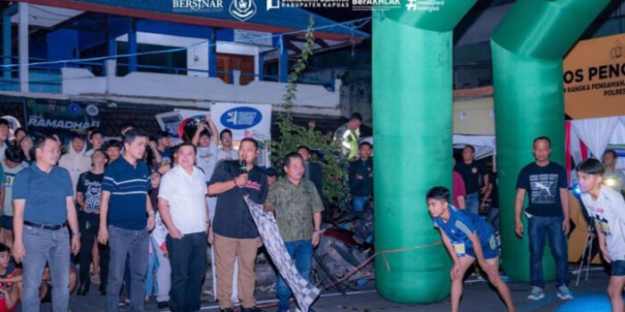 Bupati Kapuas HM Wiyatno saat pelepasan peserta Kapuas Ramadhan Street Race yang digelar di kawasan Danumare, Kabupaten Kapuas, Minggu (15/3) malam.