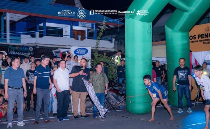Bupati Kapuas HM Wiyatno saat pelepasan peserta Kapuas Ramadhan Street Race yang digelar di kawasan Danumare, Kabupaten Kapuas, Minggu (15/3) malam.