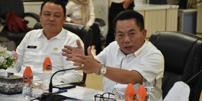 Bupati Kapuas H Muhammad Wiyatno didampingi Sekda Kapuas Dr Usis I Sangkai memberikan arahan saat Rapat Koordinasi Pelayanan Publik melalui DPMPTSP Kabupaten Kapuas, di Ruang Rapat Rujab Bupati Kapuas, Rabu (25/3)
