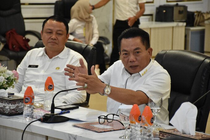 KUALA KAPUAS Bupati Kapuas H Muhammad Wiyatno didampingi Sekda Kapuas Dr Usis I Sangkai memberikan arahan saat Rapat Koordinasi Pelayanan Publik melalui DPMPTSP Kabupaten Kapuas, di Ruang Rapat Rujab Bupati Kapuas, Rabu (25/3)