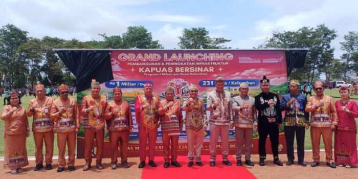 Gubernur Kalteng H Agustiar sabran bersama Bupati Kapuas Dodo dan Wakil Bupati Dodo foto bersama seusai grand launching program pembangunan dan peningkatan infrastruktur Kapuas Bersinar program Rp1 miliar per desa/kelurahan.