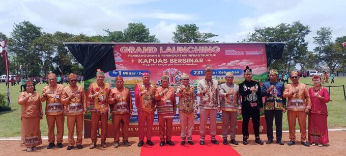 KUALA KAPUAS Gubernur Kalteng H Agustiar sabran bersama Bupati Kapuas Dodo dan Wakil Bupati Dodo foto bersama seusai grand launching program pembangunan dan peningkatan infrastruktur Kapuas Bersinar program Rp1 miliar per desa/kelurahan.
