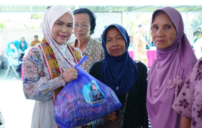 Ketua Tim Pemggerak PKK Kapuas Hj Siti Saniah Wiyatno menyalurkan sembako untuk lansia di Kapuas Hilir, Senin (2/3).