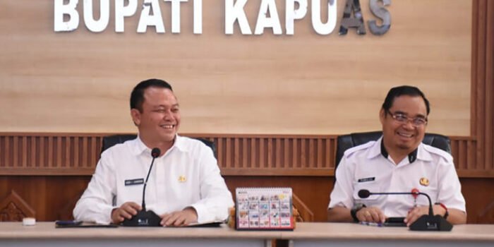 Sekda Kapuas Dr Usis I Sangkai didampingi Asisten I Sekda Kapuas memimpin rapat persiapan seleksi dewan Pengawas Perumdam Tirta Pambelom.