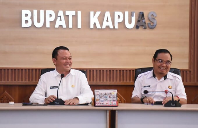 Sekda Kapuas Dr Usis I Sangkai didampingi Asisten I Sekda Kapuas memimpin rapat persiapan seleksi dewan Pengawas Perumdam Tirta Pambelom.
