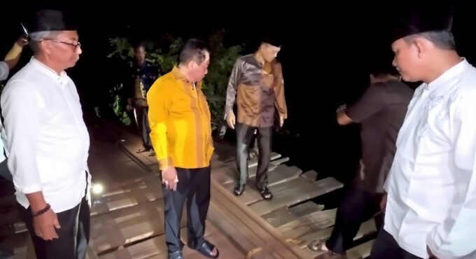 Bupati Kapuas H Muhammad Wiyatno meninjau Jembatan perbatasan Desa Bumi Rahayu, Kecamatan Kapuas Murung dengan Desa Basuta Raya, Kecamatan Kapuas Barat, Senin (9/3) malam.