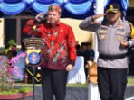 Wabup Kapuas Dodo didampingi didampingi Kapolres Kapuas AKBP Gede Eka Yudharma memimpin Apel Gelar Pasukan Operasi Kepolisian Terpusat Ketupat Talabang 2026 di halaman Mako Polres Kapuas, Kamis (12/3).