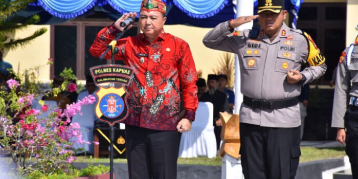 Wabup Kapuas Dodo didampingi didampingi Kapolres Kapuas AKBP Gede Eka Yudharma memimpin Apel Gelar Pasukan Operasi Kepolisian Terpusat Ketupat Talabang 2026 di halaman Mako Polres Kapuas, Kamis (12/3).