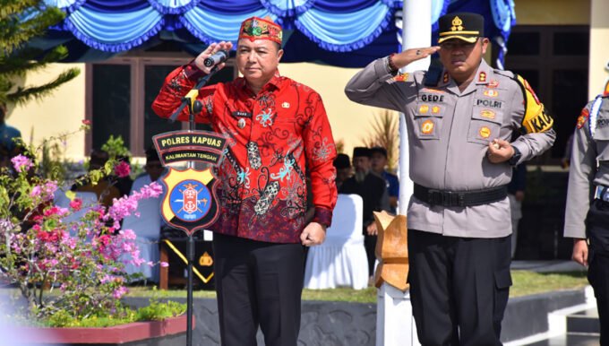 Wabup Kapuas Dodo didampingi didampingi Kapolres Kapuas AKBP Gede Eka Yudharma memimpin Apel Gelar Pasukan Operasi Kepolisian Terpusat Ketupat Talabang 2026 di halaman Mako Polres Kapuas, Kamis (12/3).
