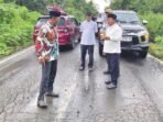Bupati Kapuas HM Wiyatno didampingi Sekda Kapuas Dr Usia I Sangkai dan sejumlah Kepala PD meninjau kondisi jalan diwilayah Kecamatan Mantangai beberapa waktu lalu.