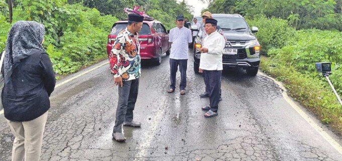 Kapuas Bupati Kapuas HM Wiyatno didampingi Sekda Kapuas Dr Usia I Sangkai dan sejumlah Kepala PD meninjau kondisi jalan diwilayah Kecamatan Mantangai beberapa waktu lalu.