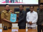 Bupati Katingan Saiful, ketika menerima penyerahan dua Rancangan Peraturan Daerah (Raperda) menjadi Peraturan Daerah (Perda) dari Ketua DPRD Katingan Marwan Susanto didampingi Ketua I DPRD Katingan Nanang Suriansyah dan Wakil Ketua II DPRD Katingan H Wiwin Susanto dalam rapat paripurna ke-7 masa persidangan II baru-baru ini.
