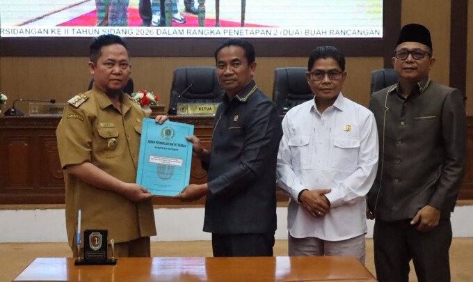 Bupati Katingan Saiful, ketika menerima penyerahan dua Rancangan Peraturan Daerah (Raperda) menjadi Peraturan Daerah (Perda) dari Ketua DPRD Katingan Marwan Susanto didampingi Ketua I DPRD Katingan Nanang Suriansyah dan Wakil Ketua II DPRD Katingan H Wiwin Susanto dalam rapat paripurna ke-7 masa persidangan II baru-baru ini.