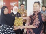Bupati Katingan Saiful, ketika menyerahkan bansos Atensi bagi orang tua murid sekolah rakyat beberapa waktu lalu.