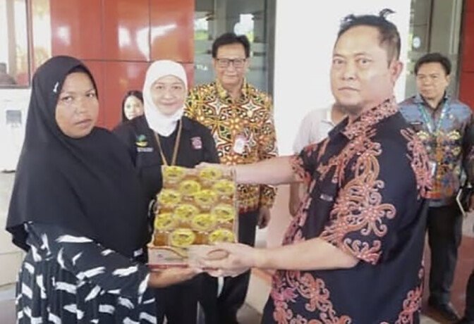 Katingan Bupati Katingan Saiful, ketika menyerahkan bansos Atensi bagi orang tua murid sekolah rakyat beberapa waktu lalu.