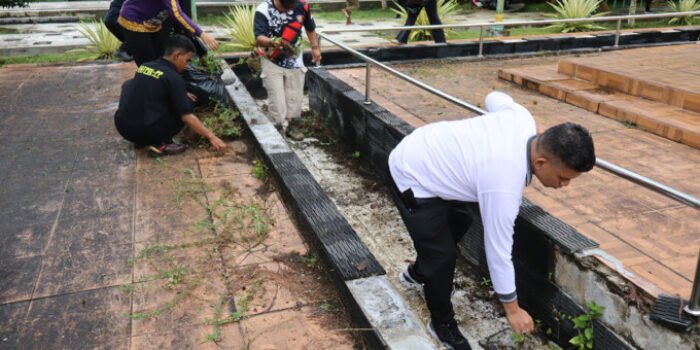 Katingan Wakil Bupati Katingan Firdaus, ketika memimpin aksi Jumat bersih di kawasan Taman Religi Kasongan, Jumat (27/3).