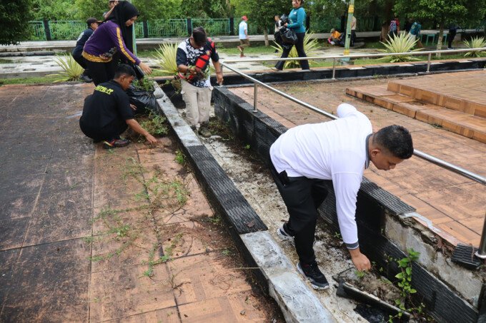 Katingan Wakil Bupati Katingan Firdaus, ketika memimpin aksi Jumat bersih di kawasan Taman Religi Kasongan, Jumat (27/3).