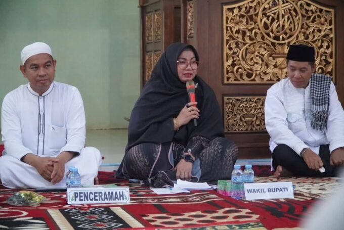 Wakil Bupati Kotim, Irawati, saat safari ramadan di Masjid Babussalam, Desa Tanjung Harapan, Kecamatan Telaga Antang, Senin (9/3).