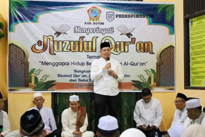 Kotim Pj Sekda Kotim, Umar Kaderi, saat memberikan sambutan pada Kegiatan Gema Ramadan yang digelar PWRI Kabupaten Kotim, Jumat (6/3).