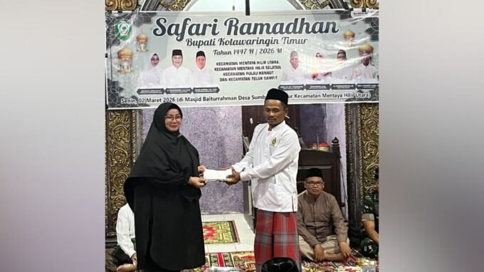 Wabup Kotim, Irawati saat melaksanakan safari Ramadan di Desa Sumber Makmur, Kecamatan MHU, Senin (2/3).