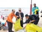 Wabup Kotim, Irawati saat meninjau Pantai Ujung Pandaran dan memunguti sampah di sekitar pantai pada momentum lebaran tahun ini, Senin (23/3).