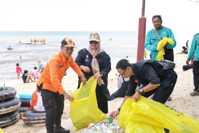 Wabup Kotim, Irawati saat meninjau Pantai Ujung Pandaran dan memunguti sampah di sekitar pantai pada momentum lebaran tahun ini, Senin (23/3).