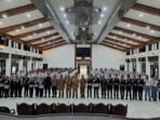 Staf Ahli Bidang Pemerintahan, Hukum dan Politik, Wim RK Benung, saat foto bersama dengan calon Paskibraka tahun 2026, di Gedung Serbaguna Sampit, Senin (30/3).