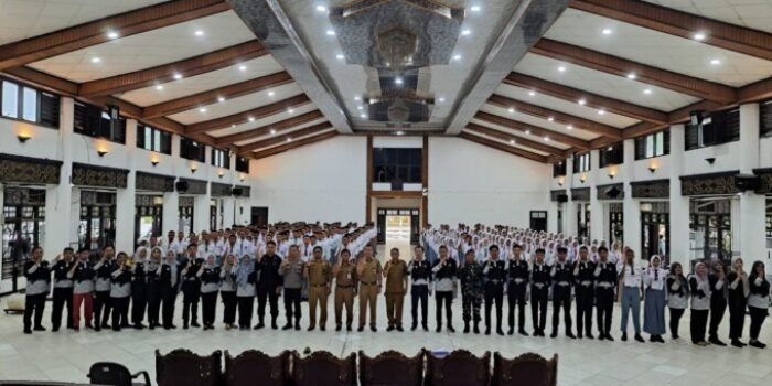 Staf Ahli Bidang Pemerintahan, Hukum dan Politik, Wim RK Benung, saat foto bersama dengan calon Paskibraka tahun 2026, di Gedung Serbaguna Sampit, Senin (30/3).