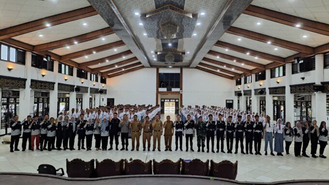 Kotim Staf Ahli Bidang Pemerintahan, Hukum dan Politik, Wim RK Benung, saat foto bersama dengan calon Paskibraka tahun 2026, di Gedung Serbaguna Sampit, Senin (30/3).